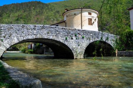 Na fotografiji je most in v ozadju Baumkircherjev turn. Slikano je iz struge reke Vipave